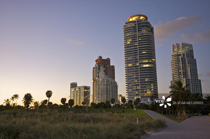 日落时分公园附近的高层住宅楼图片素材