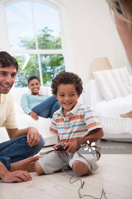 父子玩遥控车图片素材