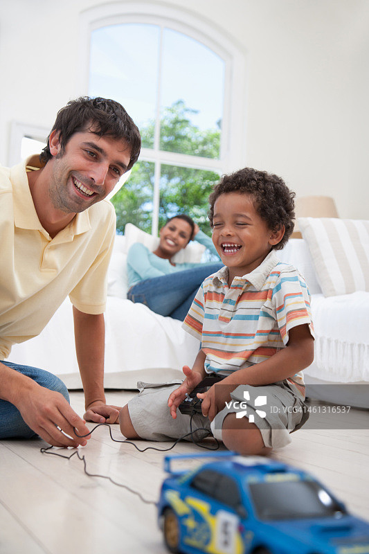 父子玩遥控车图片素材