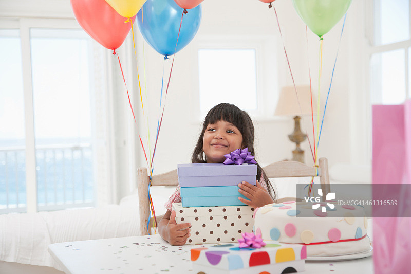 拿着生日礼物和气球的女孩图片素材
