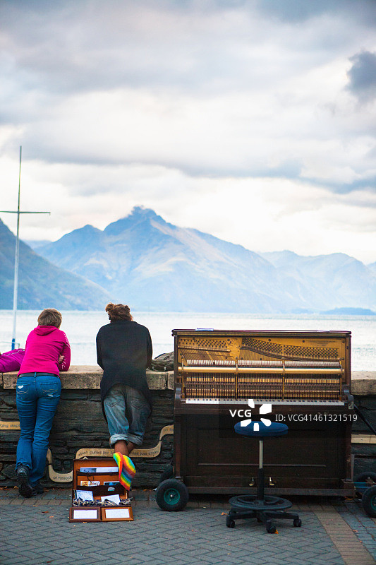 山边湖畔的钢琴图片素材
