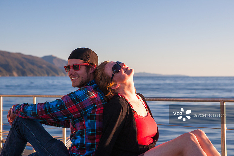 阳光明媚的下午，乘船游览峡湾图片素材