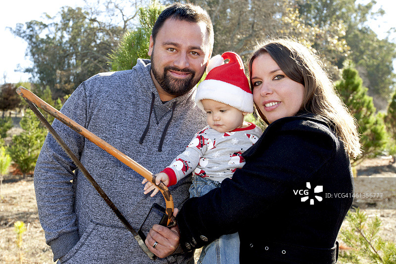 圣诞树农场的一家三口图片素材