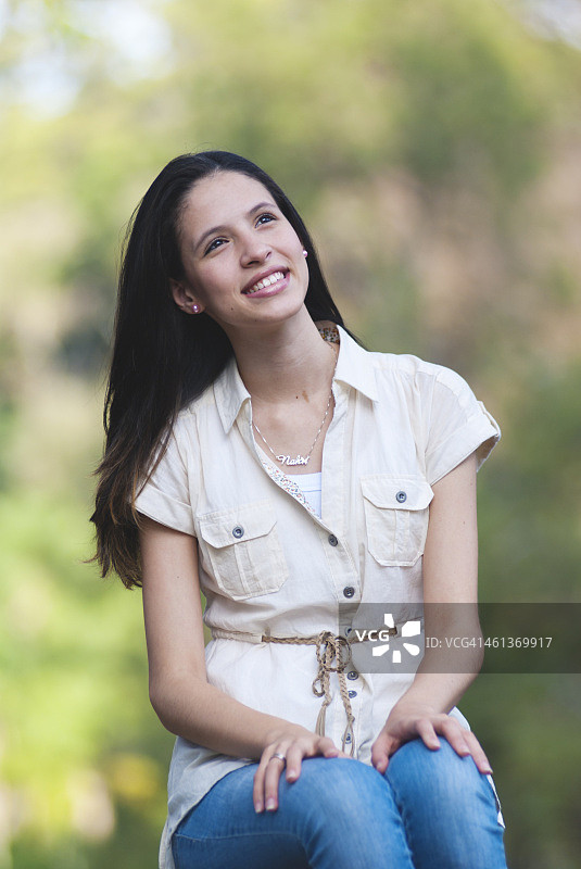 微笑的女孩肖像图片素材