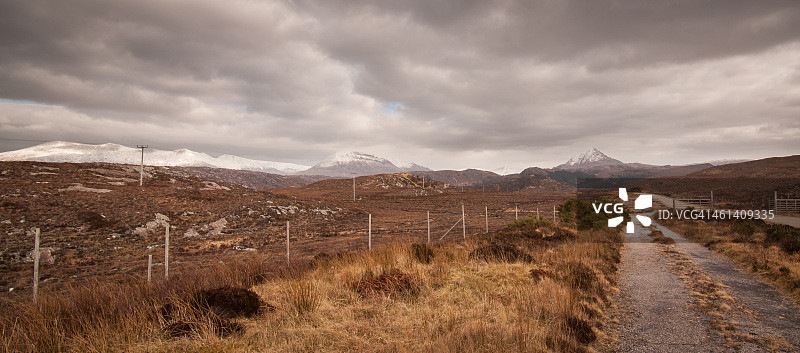 通往远山的路图片素材
