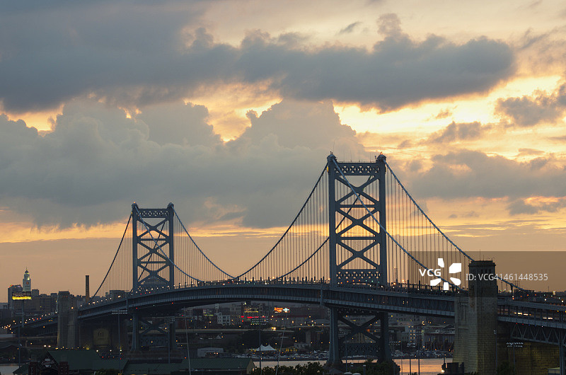 日落时的本杰明·富兰克林大桥图片素材