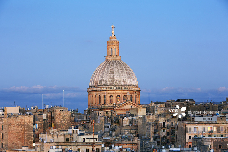 黄昏瓦莱塔加尔默罗教堂穹顶图片素材