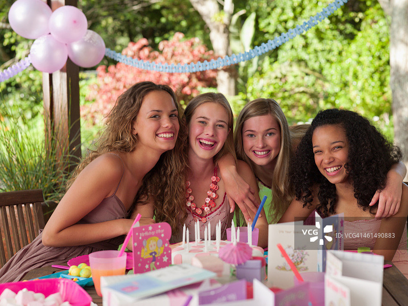 四名少女在户外生日聚会上微笑图片素材