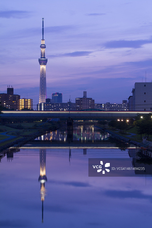 流经东京晴空塔的仲川图片素材