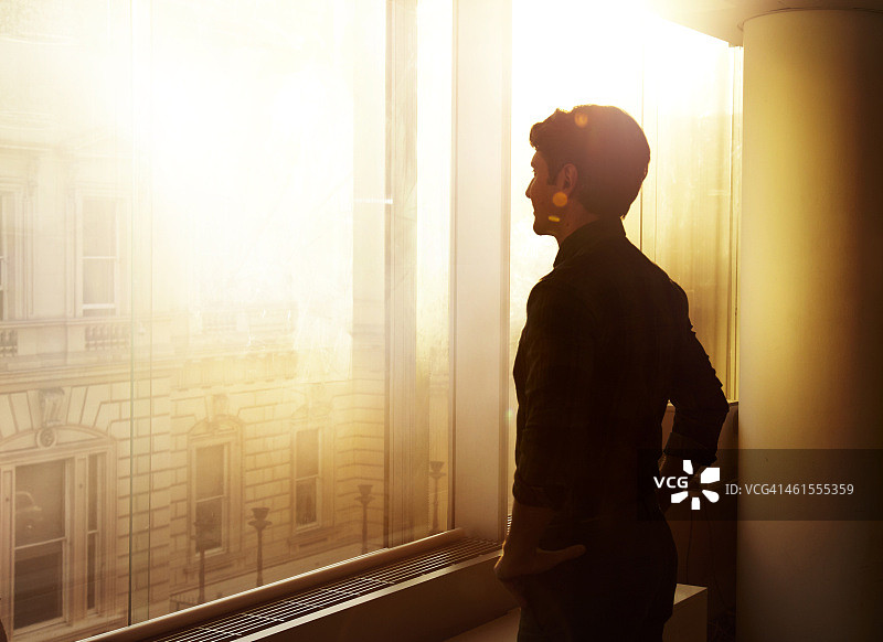 日出时分，商人眺望城市图片素材