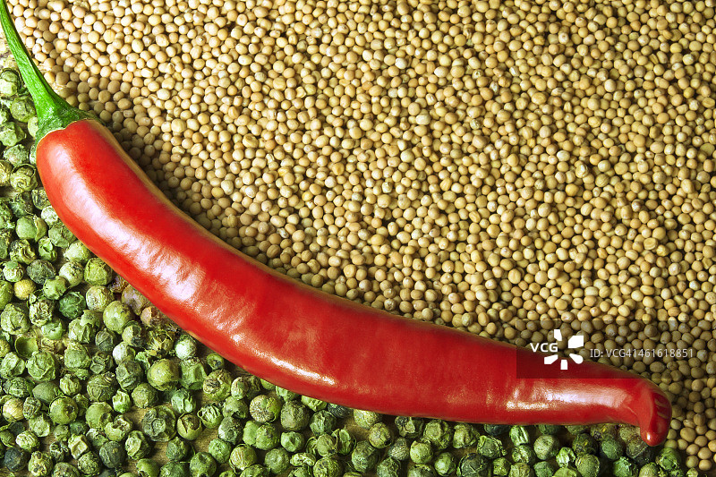 红辣椒配芥末籽和青椒图片素材