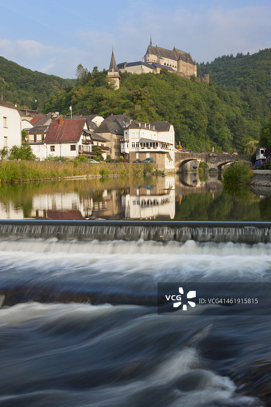 河流、城堡与村庄，卢森堡维安登图片素材