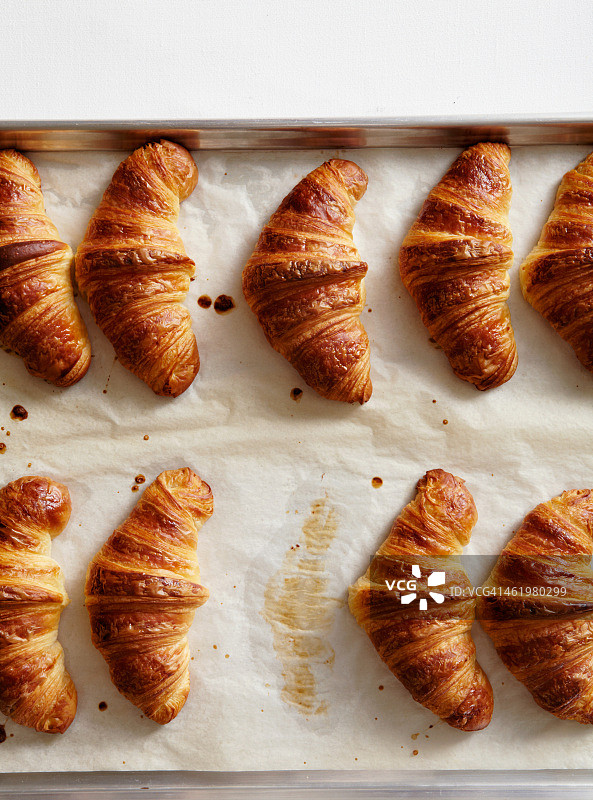 烤盘上的牛角面包图片素材