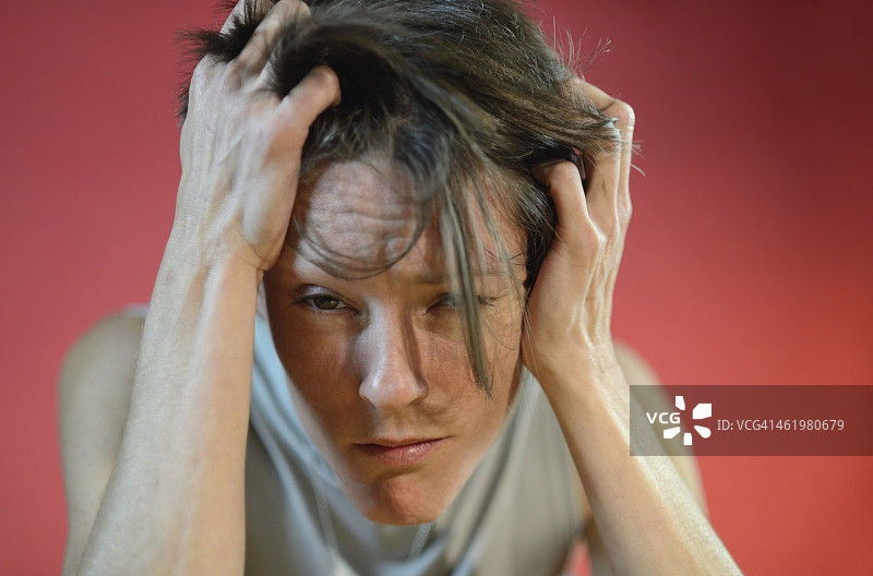 表情绝望的年轻女人图片素材