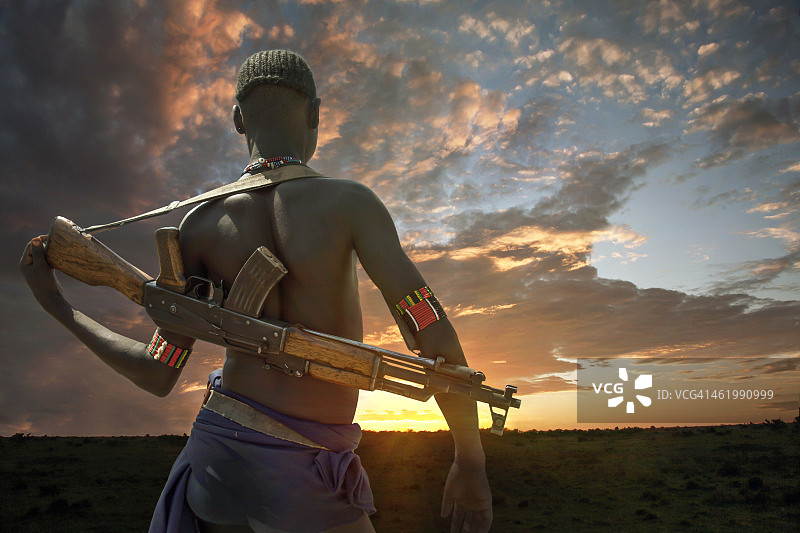 手持半自动步枪的年轻卡罗部落男人图片素材