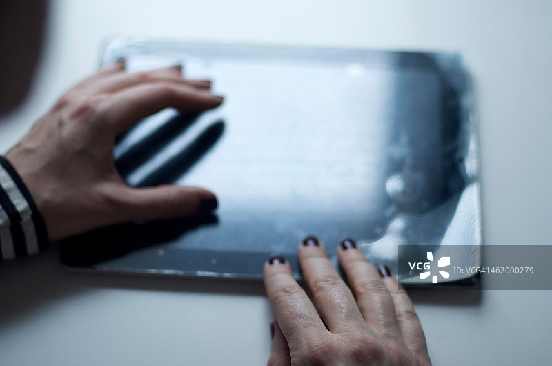 使用屏幕破损平板电脑的女人图片素材