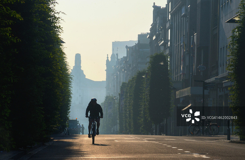 日出时骑自行车图片素材