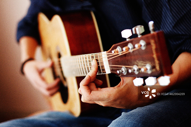 弹吉他的音乐家图片素材