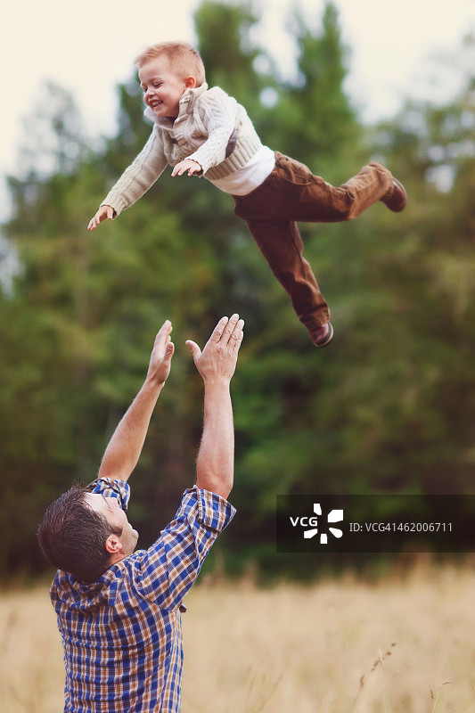 在天空中飞行图片素材