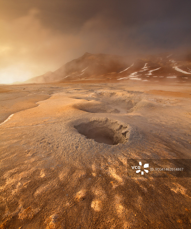 清晨金色火山口图片素材