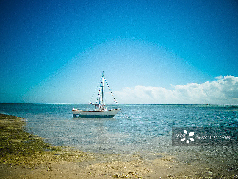 岸边的帆船图片素材