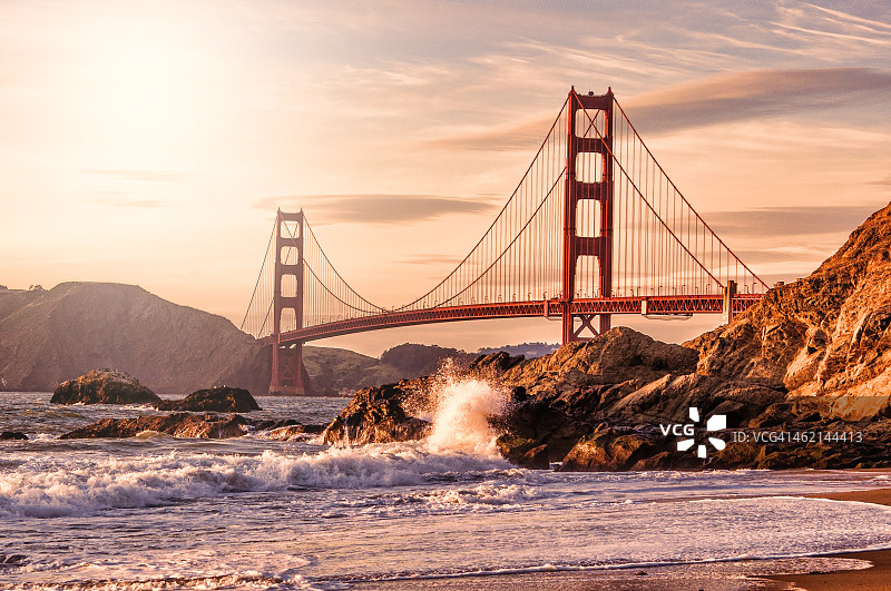 从贝克海滩远眺金门大桥图片素材