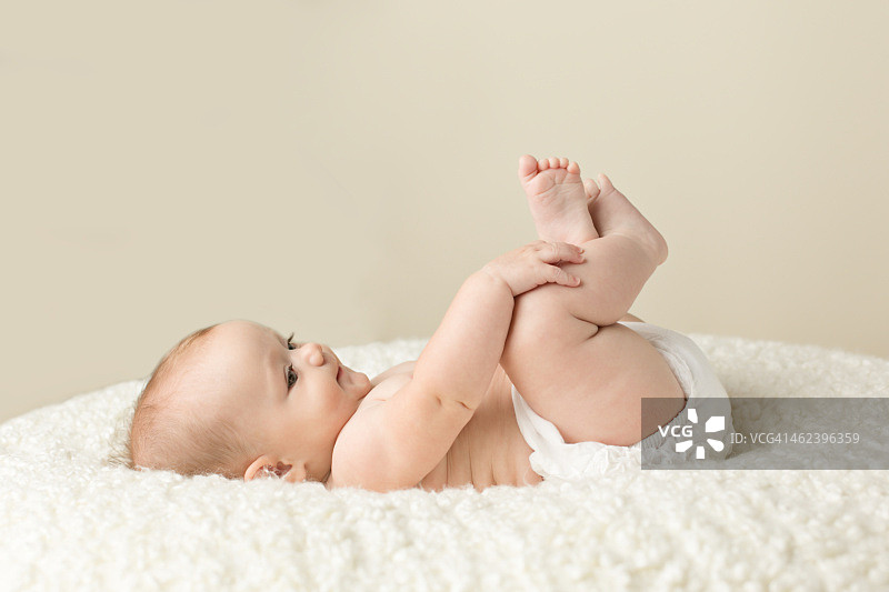 宝宝仰卧图片素材