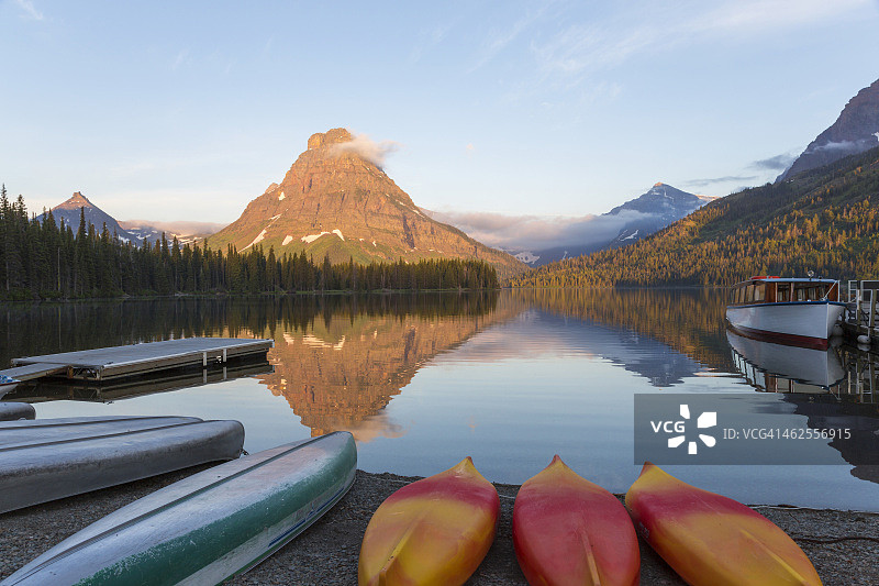 两药湖的独木舟图片素材