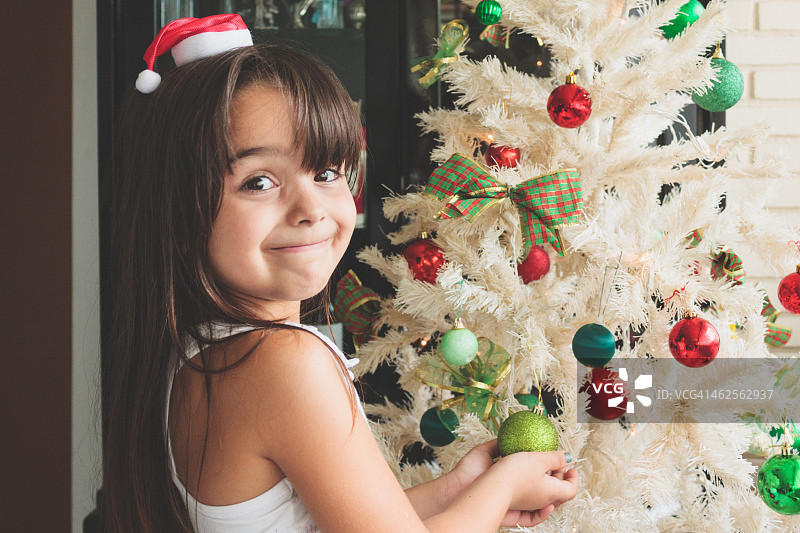 女孩拿着一个圣诞球图片素材