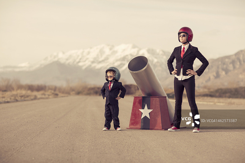 年轻男孩和商业团队与人体大炮图片素材