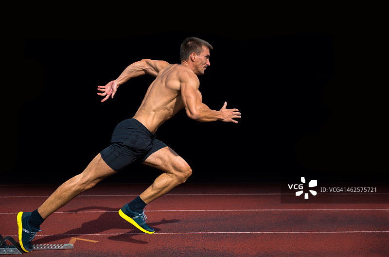 运动员在100米短跑中练习起跑图片素材