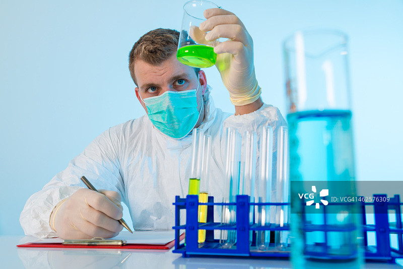 研究人员使用化学品工作图片素材