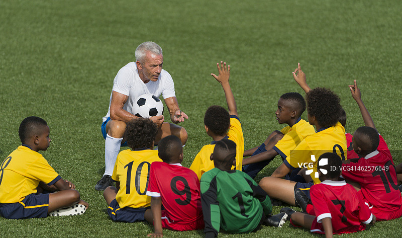 儿童足球队与教练图片素材