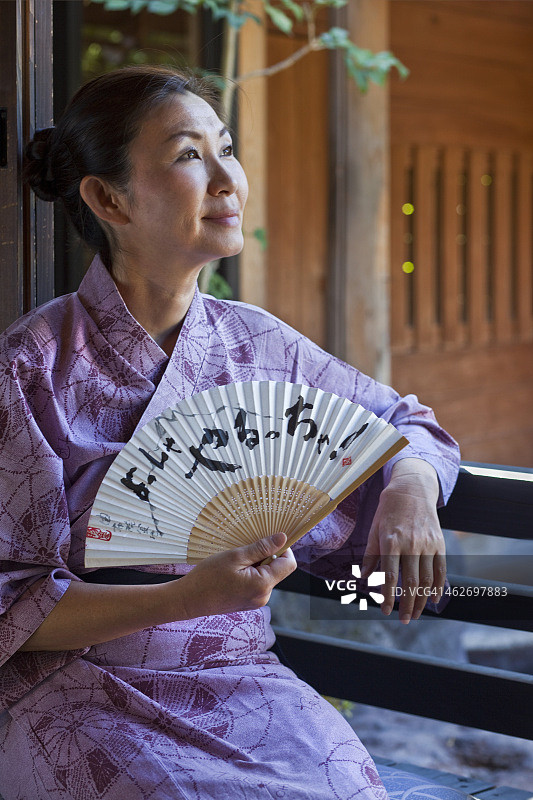 穿浴衣 holding fan 的女人图片素材
