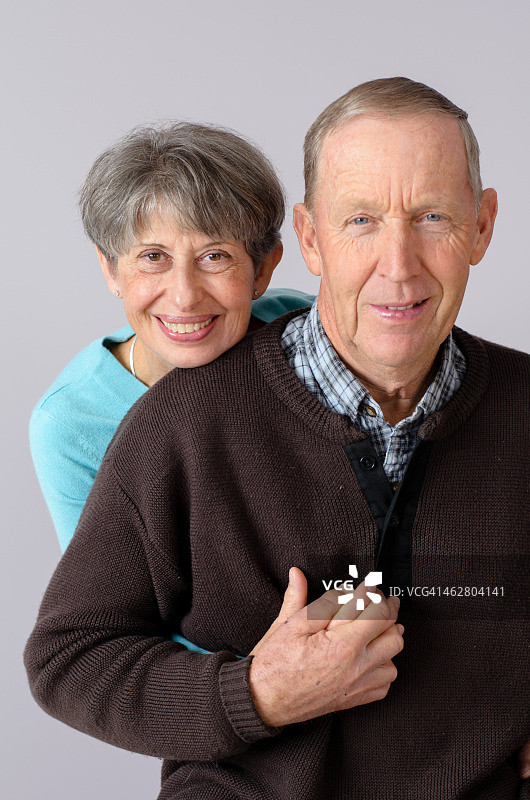 快乐的已婚中年夫妇手牵手图片素材