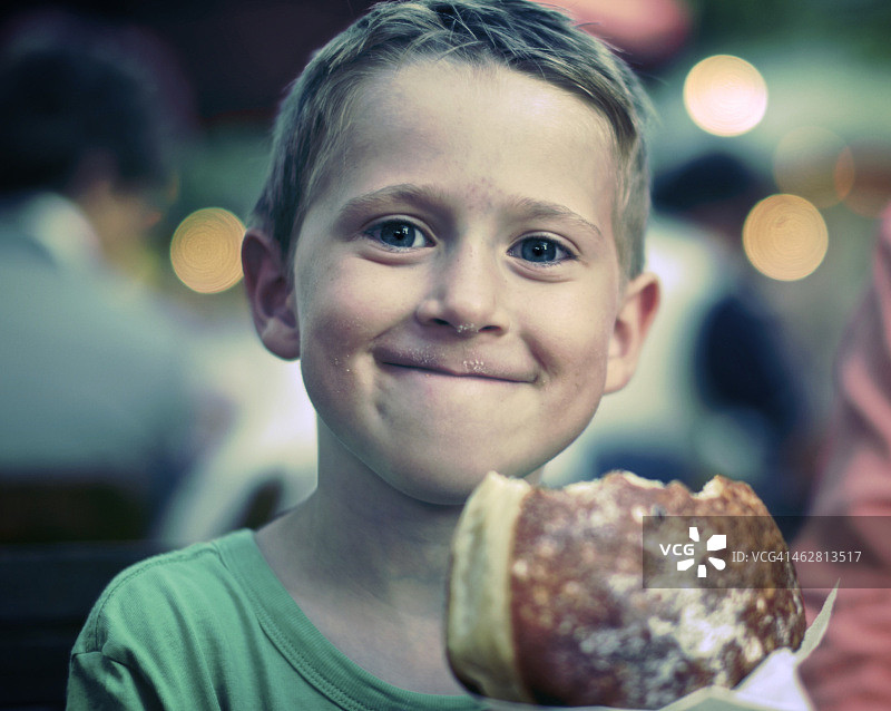 男孩与甜甜圈图片素材
