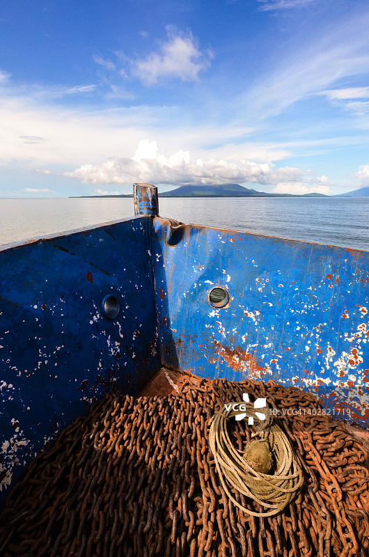 驶向岛屿的金属链条船头图片素材