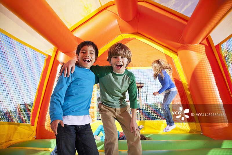 在充气城堡里的男孩图片素材