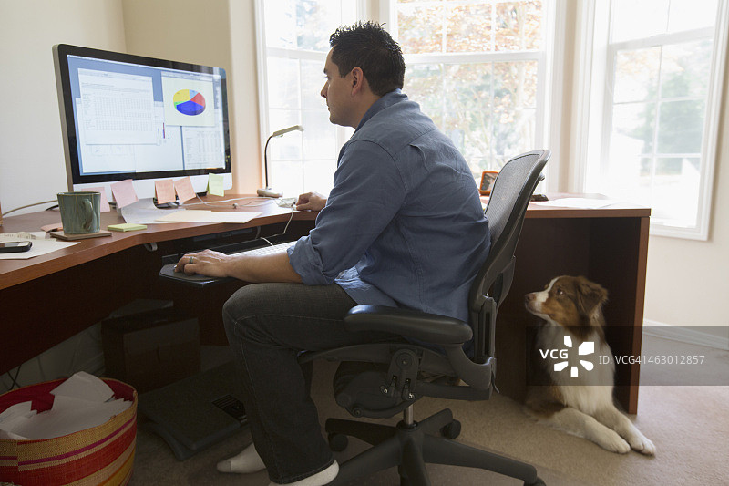 在办公桌前工作的太平洋岛民商人图片素材