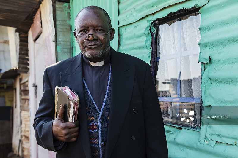 手持圣经的黑人牧师图片素材