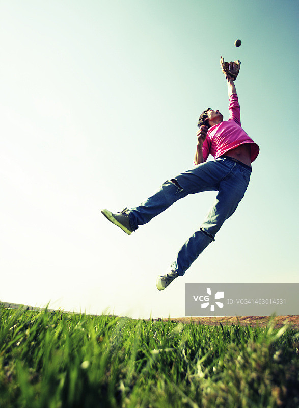 男人玩棒球图片素材