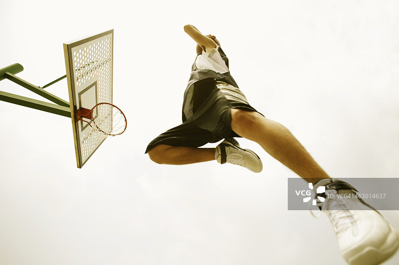 男人打篮球图片素材