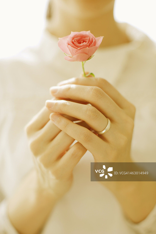 女人手持鲜花图片素材