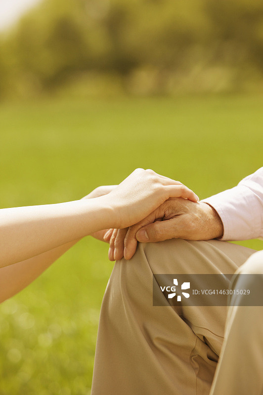 放在爷爷身上的孙女图片素材