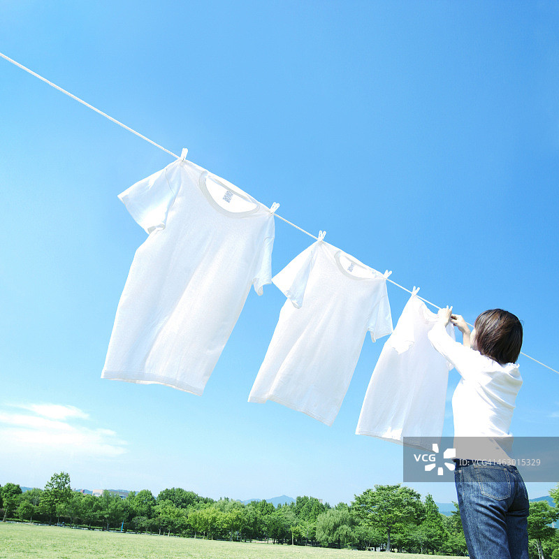 晾晒衣服的女人图片素材