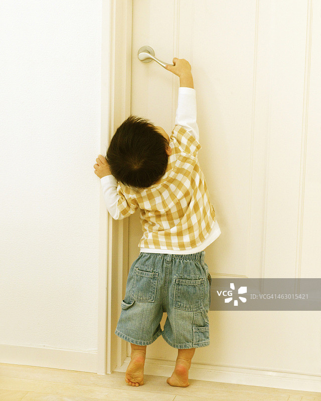 开门的小男孩图片素材