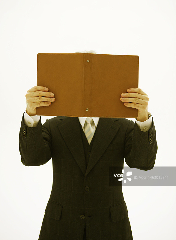 手持日记本的商人肖像图片素材