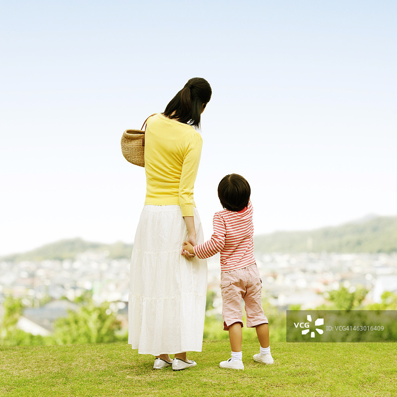 母女手牵手图片素材