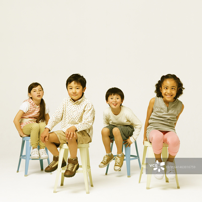 一群孩子坐凳子上图片素材