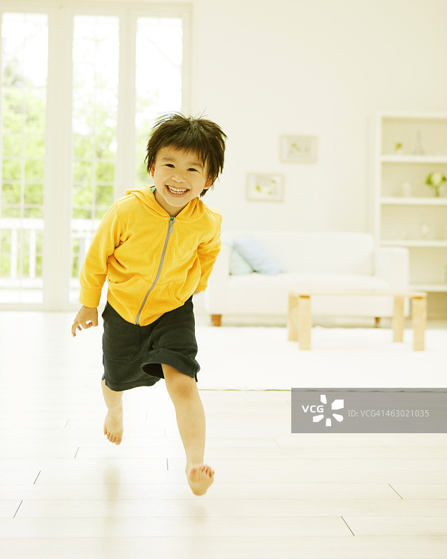 男孩在客厅里玩耍图片素材